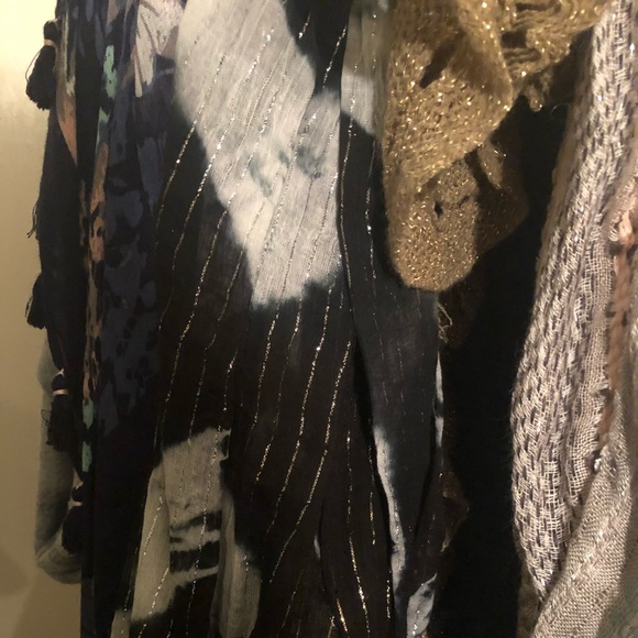 SCARVES - Picture 5 of 8